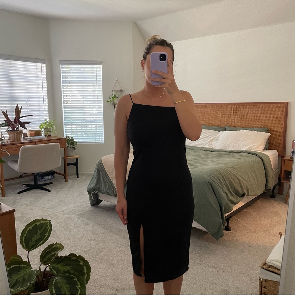 Split Hem Sleeveless Bodycon Dress 🖤 - Picture 2 of 3